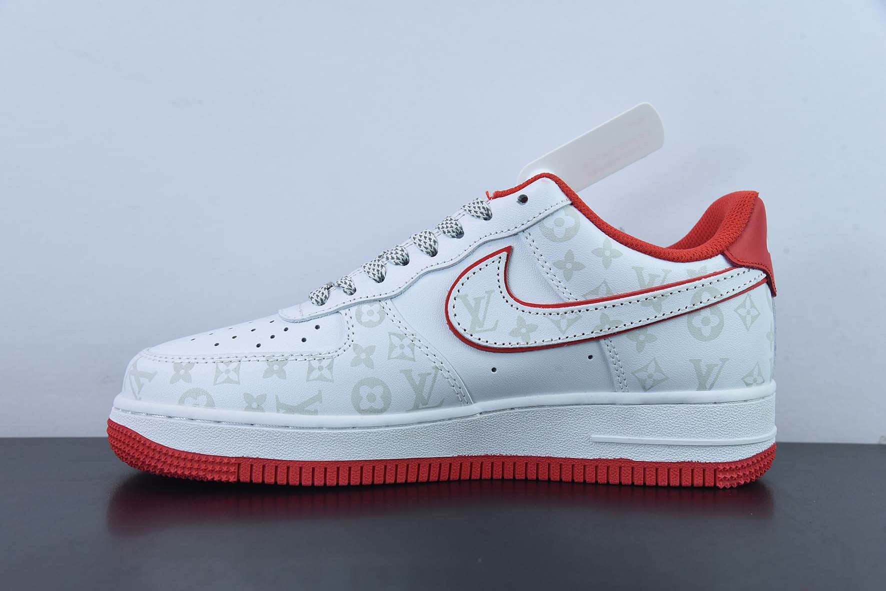 耐克Nike LV x NK Air Force 1 07 LV8WhiteDark GreyLV MonogramLV联名老花白红空军一号低帮休闲板鞋纯原版本 货号：DR9868-100