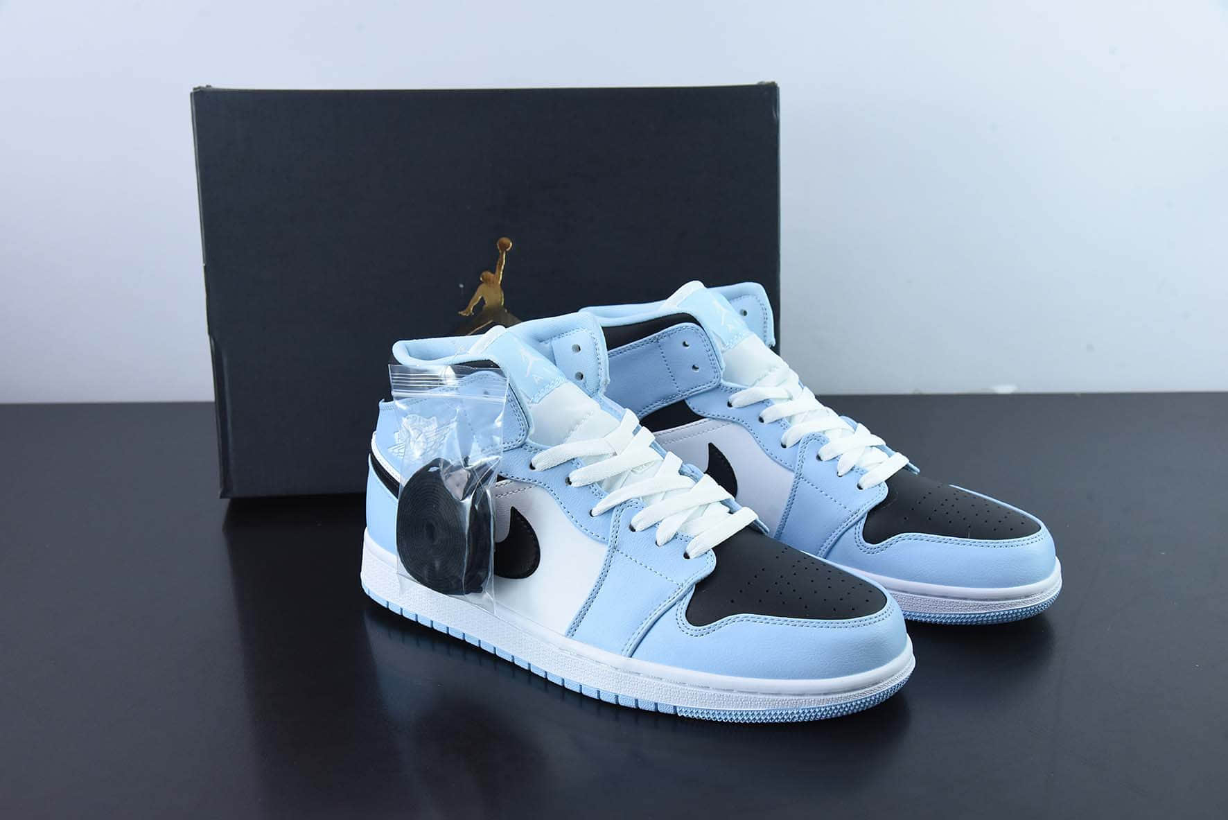 乔丹Air Jordan 1 Mid University Blue AJ1 乔1清新蓝中邦篮球鞋纯原版本 货号： 555112-401