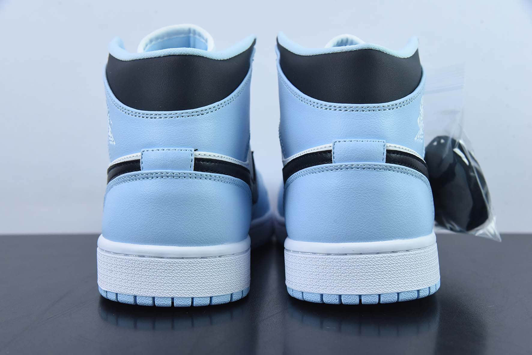 乔丹Air Jordan 1 Mid University Blue AJ1 乔1清新蓝中邦篮球鞋纯原版本 货号： 555112-401