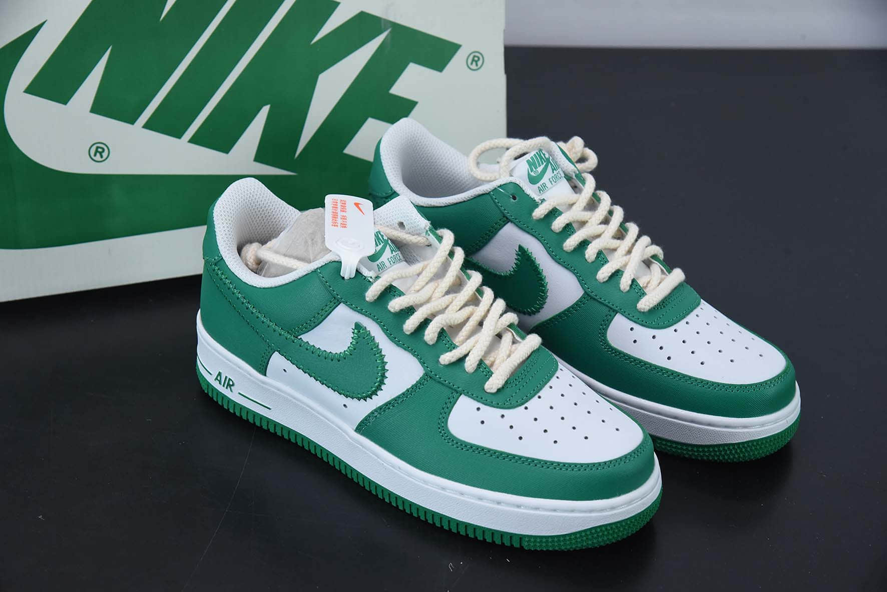 耐克Nike By You Air Force 1'07 Low Retro SP拼接皮革草绿白空军一号低帮休闲板鞋纯原版本 货号：DE0236-011