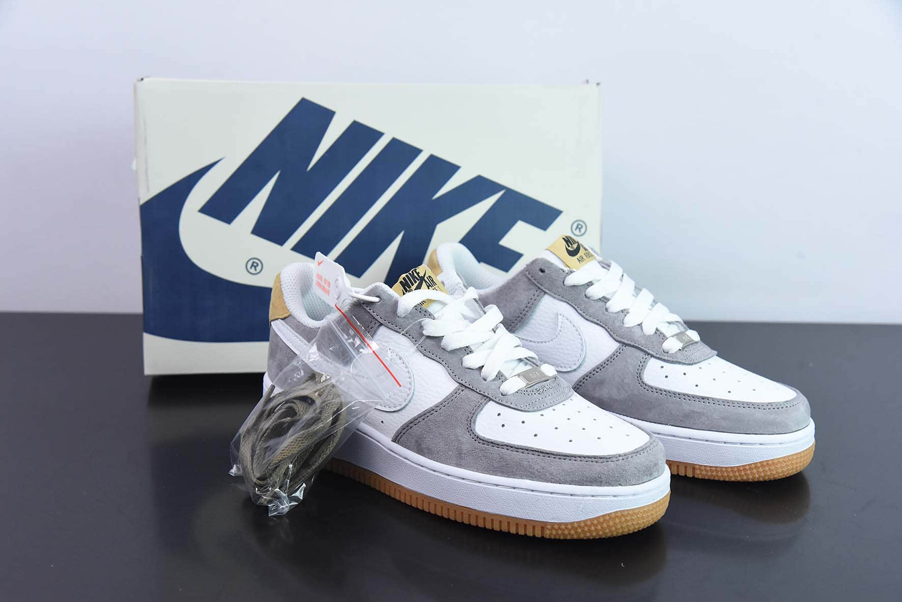 耐克Nike Air Force 1´07 Low SuedeWhiteGreyYellow拼接白深灰黄土”空军一号低帮休闲板鞋纯原版本 货号：DE0099-005