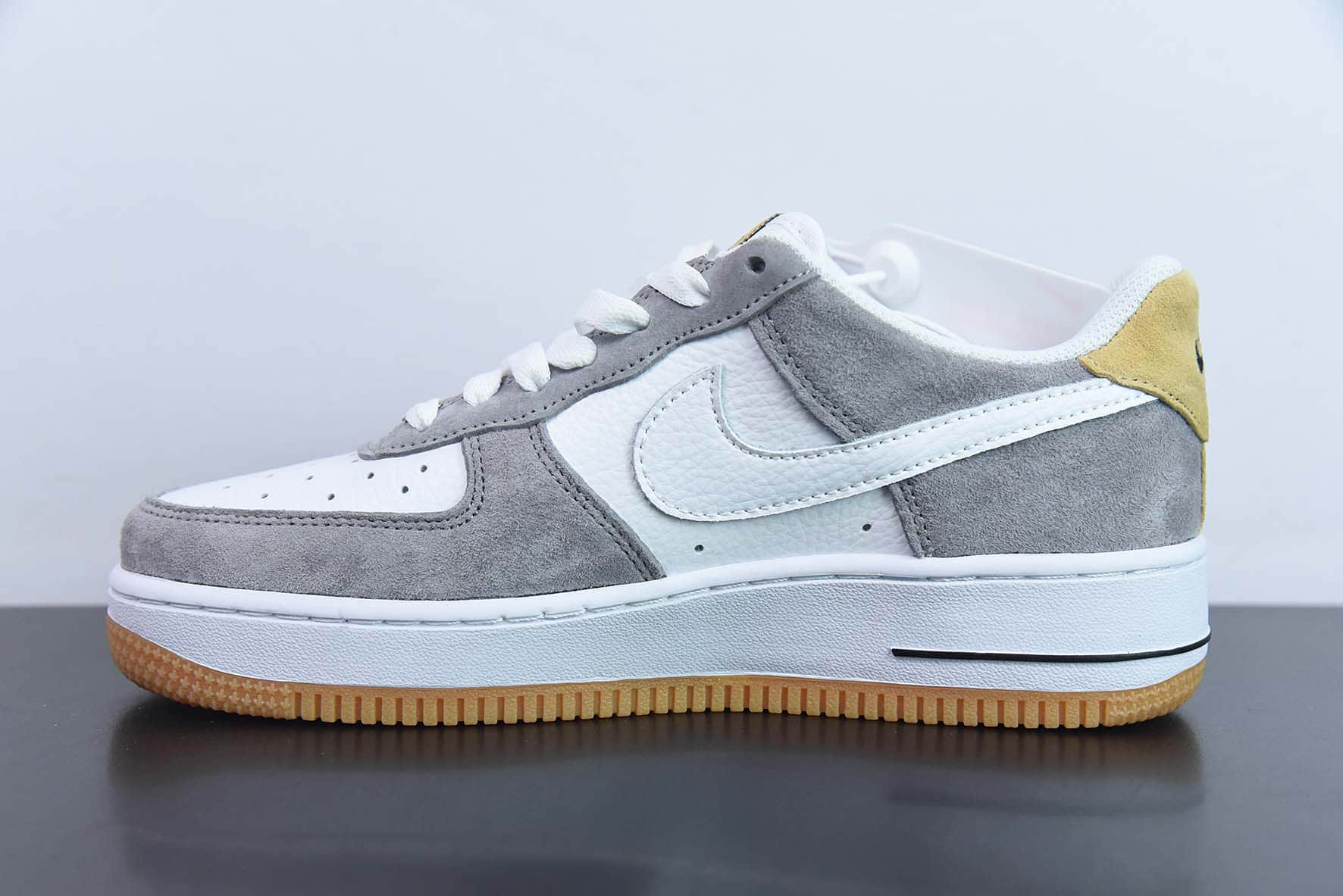 耐克Nike Air Force 1´07 Low SuedeWhiteGreyYellow拼接白深灰黄土”空军一号低帮休闲板鞋纯原版本 货号：DE0099-005