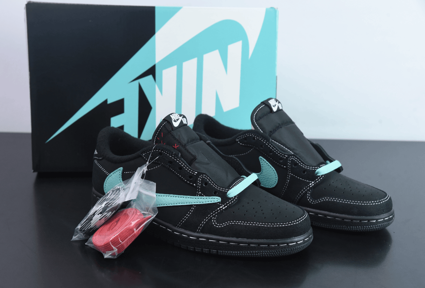 乔丹 Air Jordan Travis Scott x Tiffany & Co. x Nike Air Jordan 1 Low三方联名 “蒂芙尼黑绿倒钩”低帮休闲板鞋纯原版本 货号：DM7866-311 