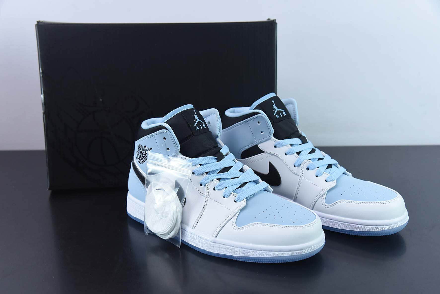 乔丹Air Jordan 1 Mid GSWhiteBlackIce BlueAJ1“白黑冰蓝”中帮篮球鞋纯原版本 货号：DV1308-104