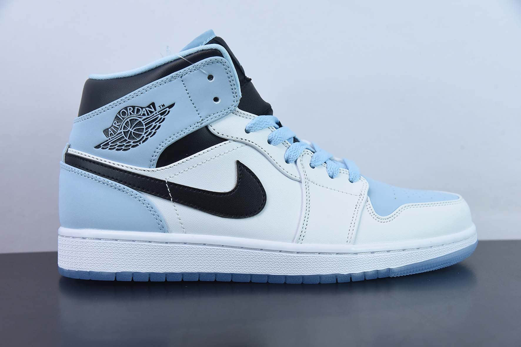 乔丹Air Jordan 1 Mid GSWhiteBlackIce BlueAJ1“白黑冰蓝”中帮篮球鞋纯原版本 货号：DV1308-104