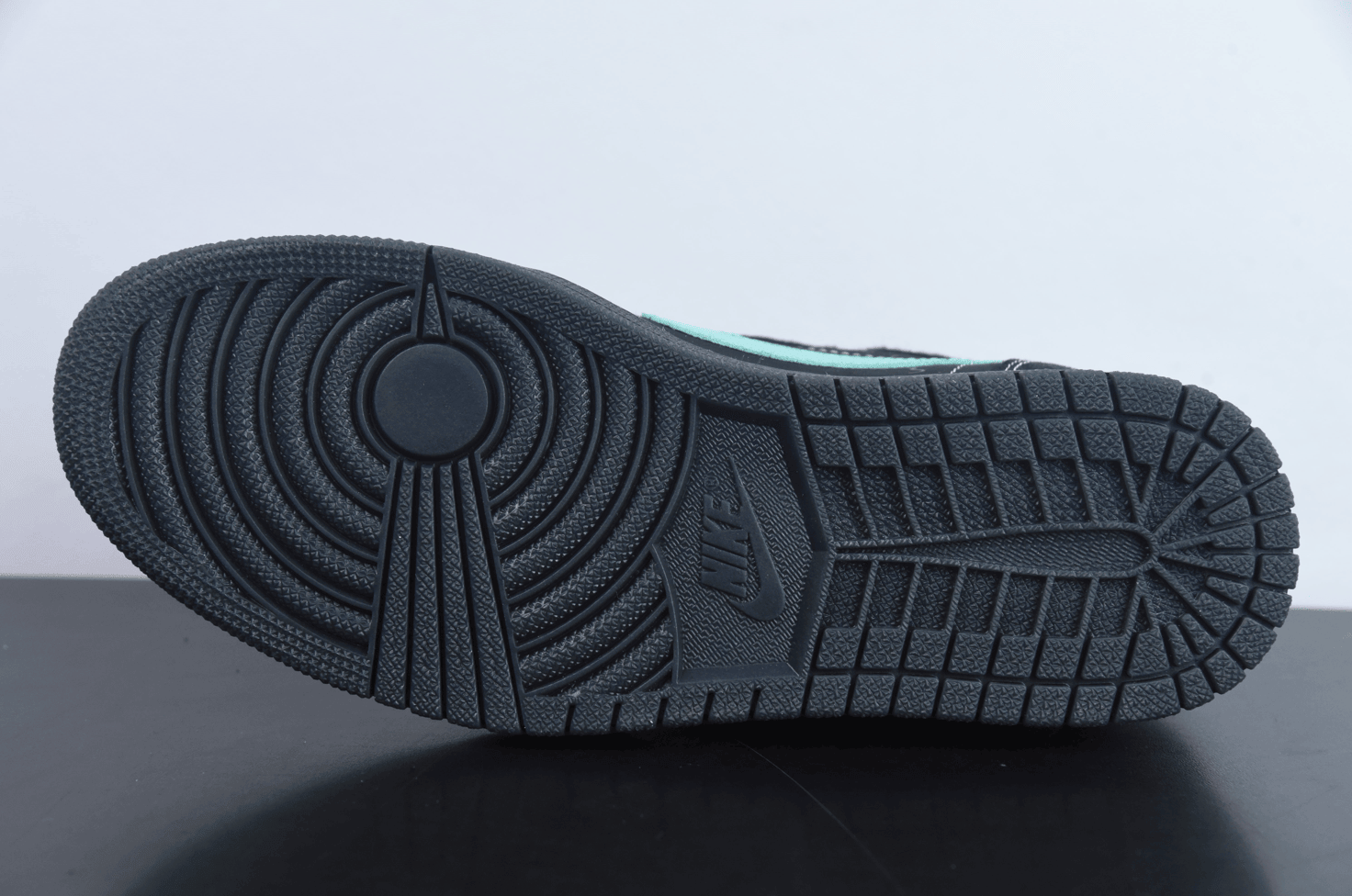乔丹 Air Jordan Travis Scott x Tiffany & Co. x Nike Air Jordan 1 Low三方联名 “蒂芙尼黑绿倒钩”低帮休闲板鞋纯原版本 货号：DM7866-311 