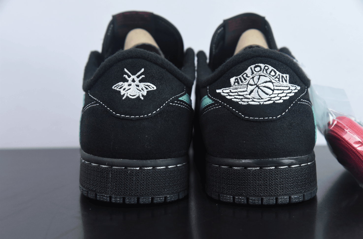 乔丹 Air Jordan Travis Scott x Tiffany & Co. x Nike Air Jordan 1 Low三方联名 “蒂芙尼黑绿倒钩”低帮休闲板鞋纯原版本 货号：DM7866-311 