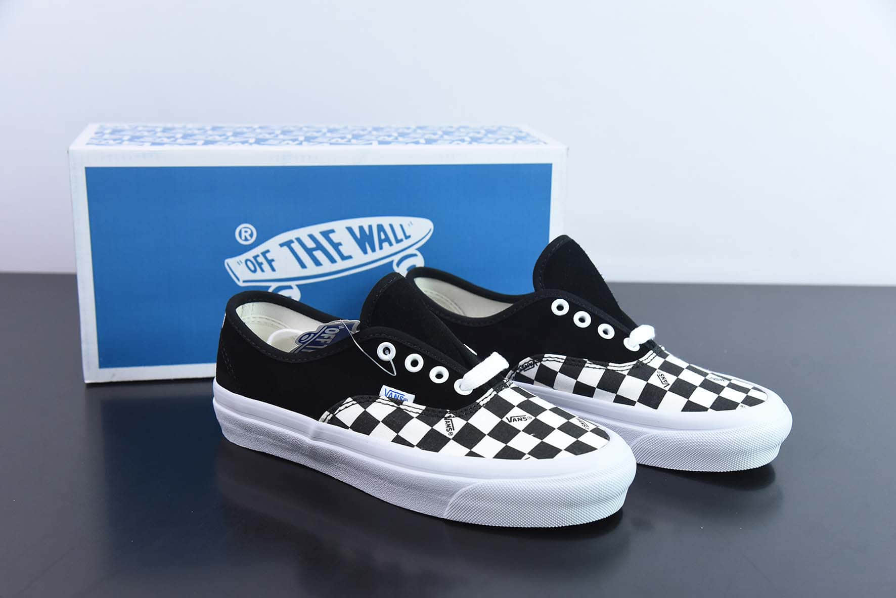 万斯Vans Vault OG Authentic LX 黑白棋盘格拼色休闲低帮帆布鞋纯原版本 货号：VN0A45JJVQA