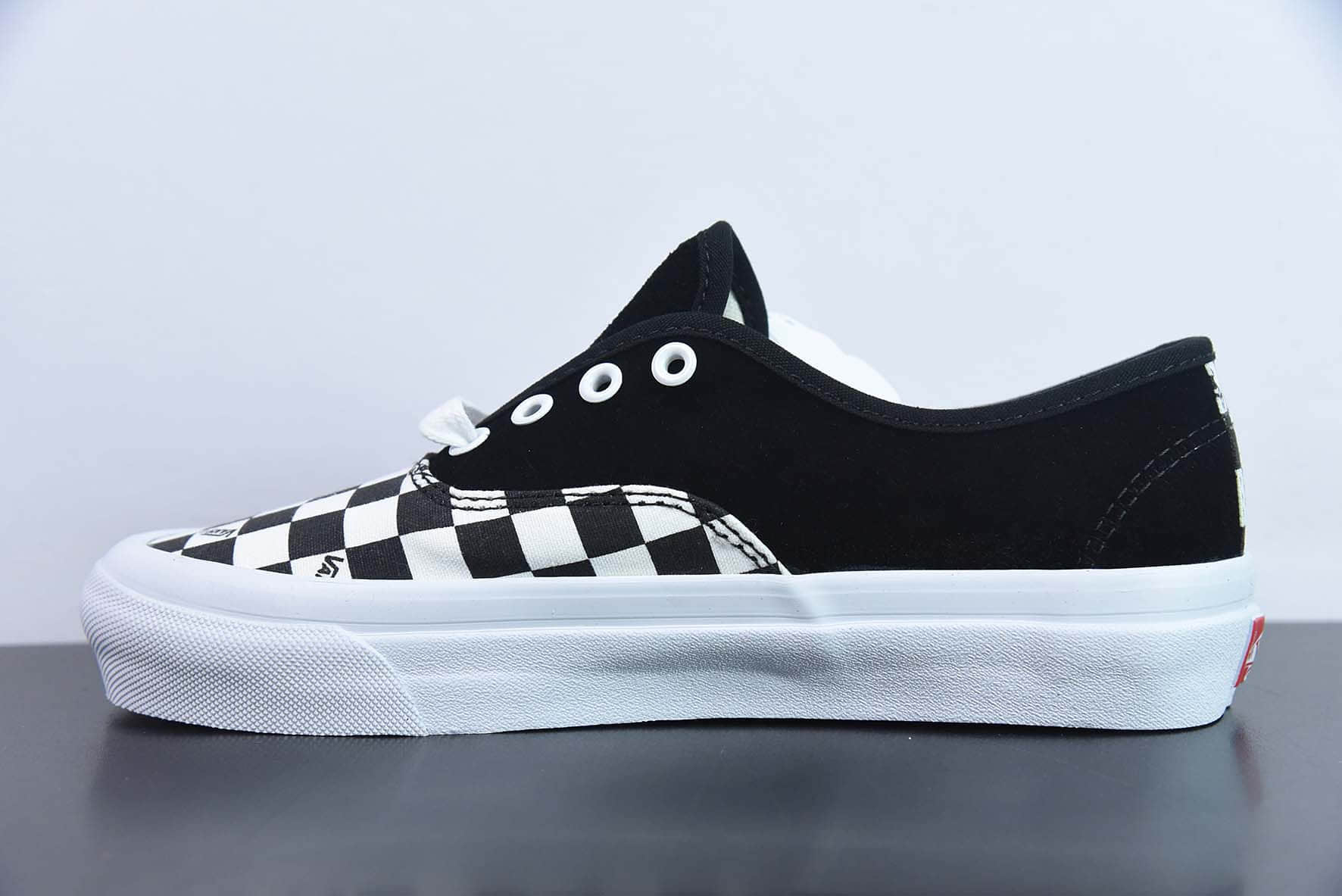 万斯Vans Vault OG Authentic LX 黑白棋盘格拼色休闲低帮帆布鞋纯原版本 货号：VN0A45JJVQA