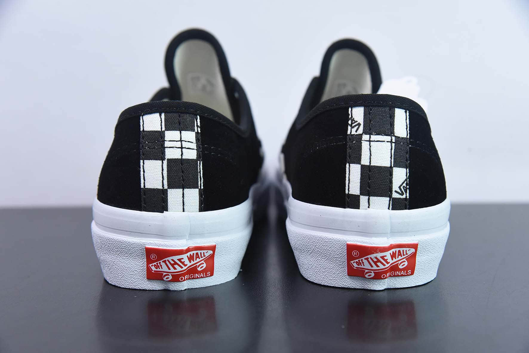 万斯Vans Vault OG Authentic LX 黑白棋盘格拼色休闲低帮帆布鞋纯原版本 货号：VN0A45JJVQA