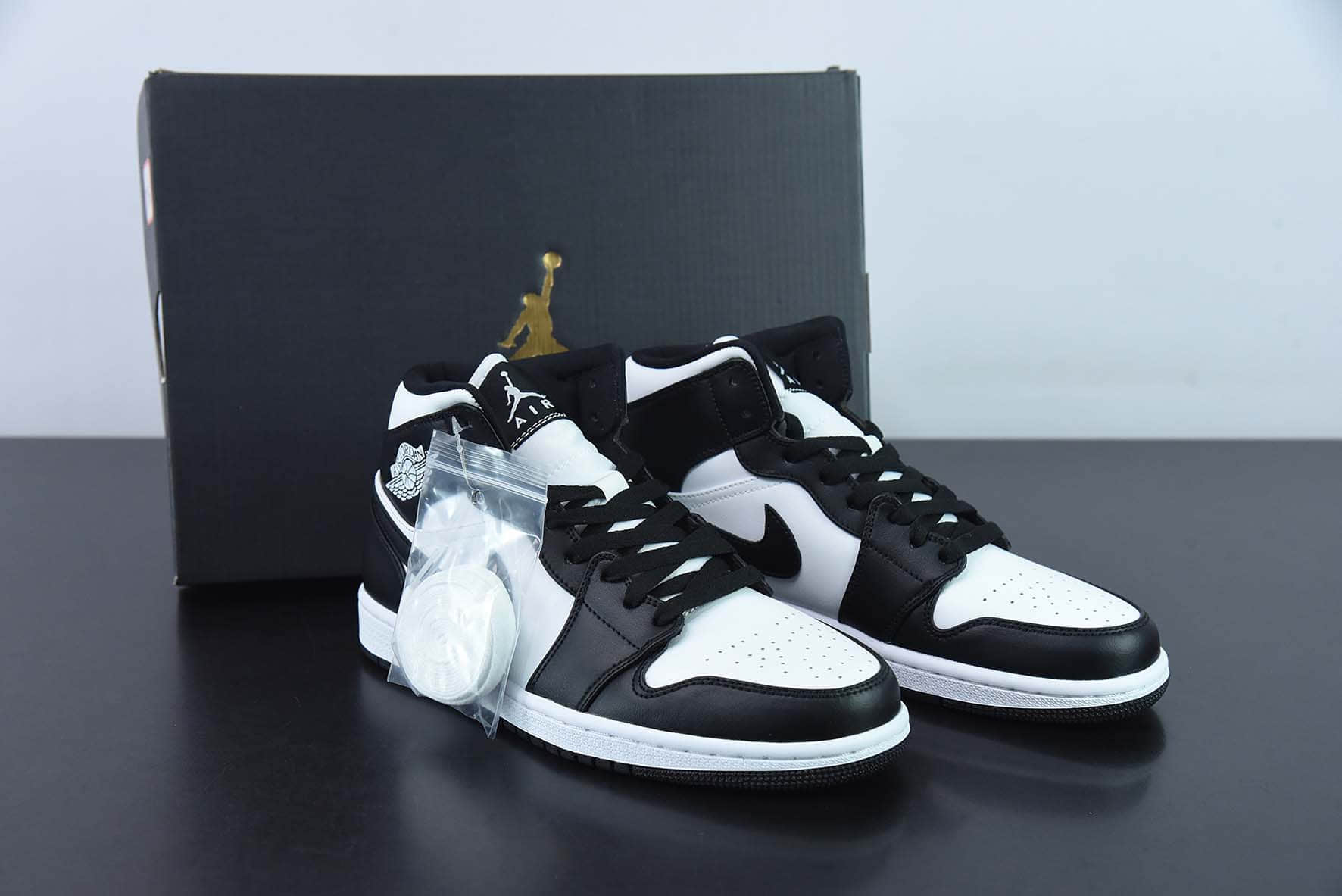乔丹Air Jordan 1 MidInvertAJ1乔丹一代黑白熊猫中帮经典复古文化休闲运动篮球鞋纯原版本 货号：DV0991-101