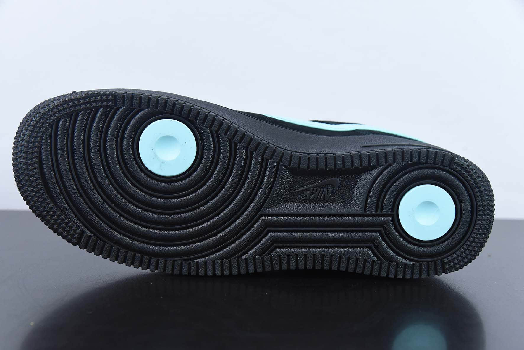 耐克Nike Tiffany & CO x Nk Air Force 1 Low 1837 詹姆斯同款蒂芙尼黑蓝联名空军一号低帮板鞋纯原版本 货号：DZ1382-001 