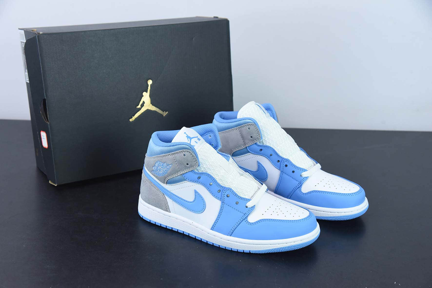 乔丹Air Jordan 1 Mid “University Blue”AJ1白蓝灰中帮篮球鞋纯原版本 货号：DX9276-100