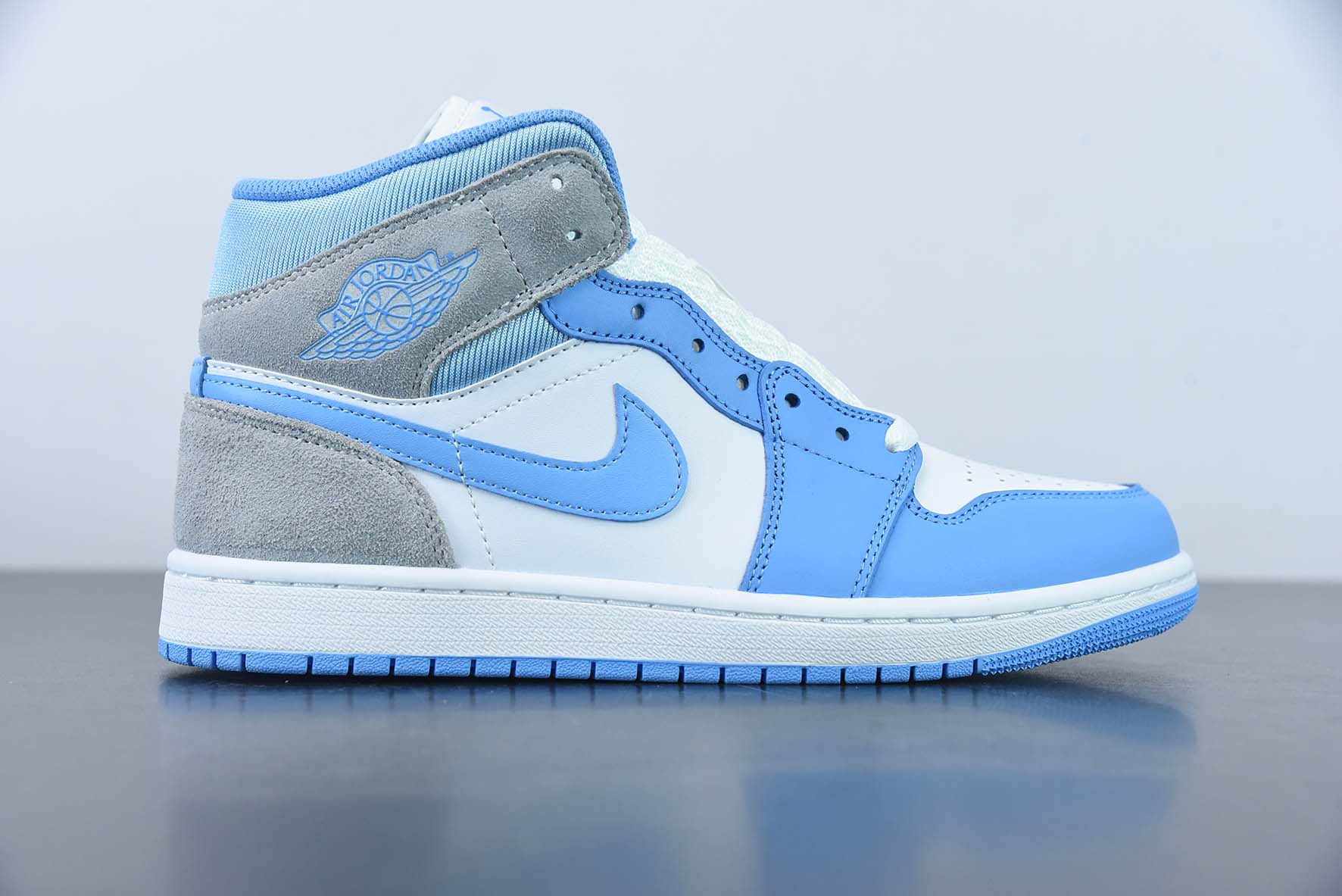 乔丹Air Jordan 1 Mid “University Blue”AJ1白蓝灰中帮篮球鞋纯原版本 货号：DX9276-100