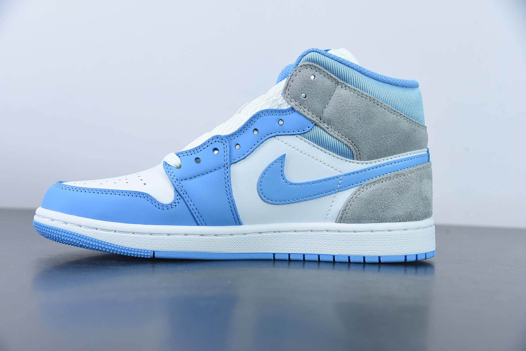 乔丹Air Jordan 1 Mid “University Blue”AJ1白蓝灰中帮篮球鞋纯原版本 货号：DX9276-100