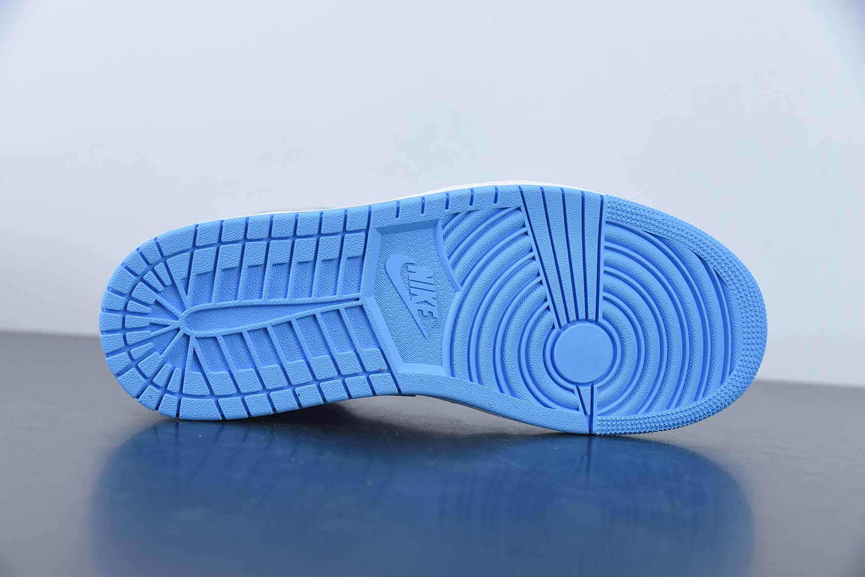 乔丹Air Jordan 1 Mid “University Blue”AJ1白蓝灰中帮篮球鞋纯原版本 货号：DX9276-100