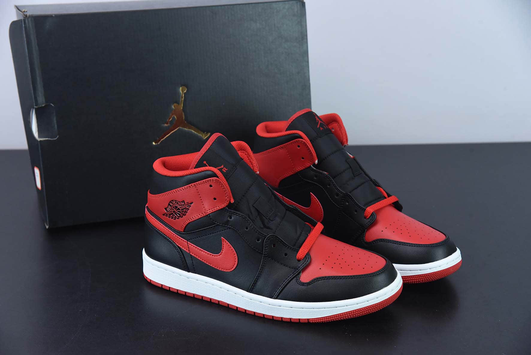 乔丹Air Jordan 1 Mid Alternate Bred AJ1黑红禁穿中帮篮球鞋纯原版本 货号：DQ8426-060