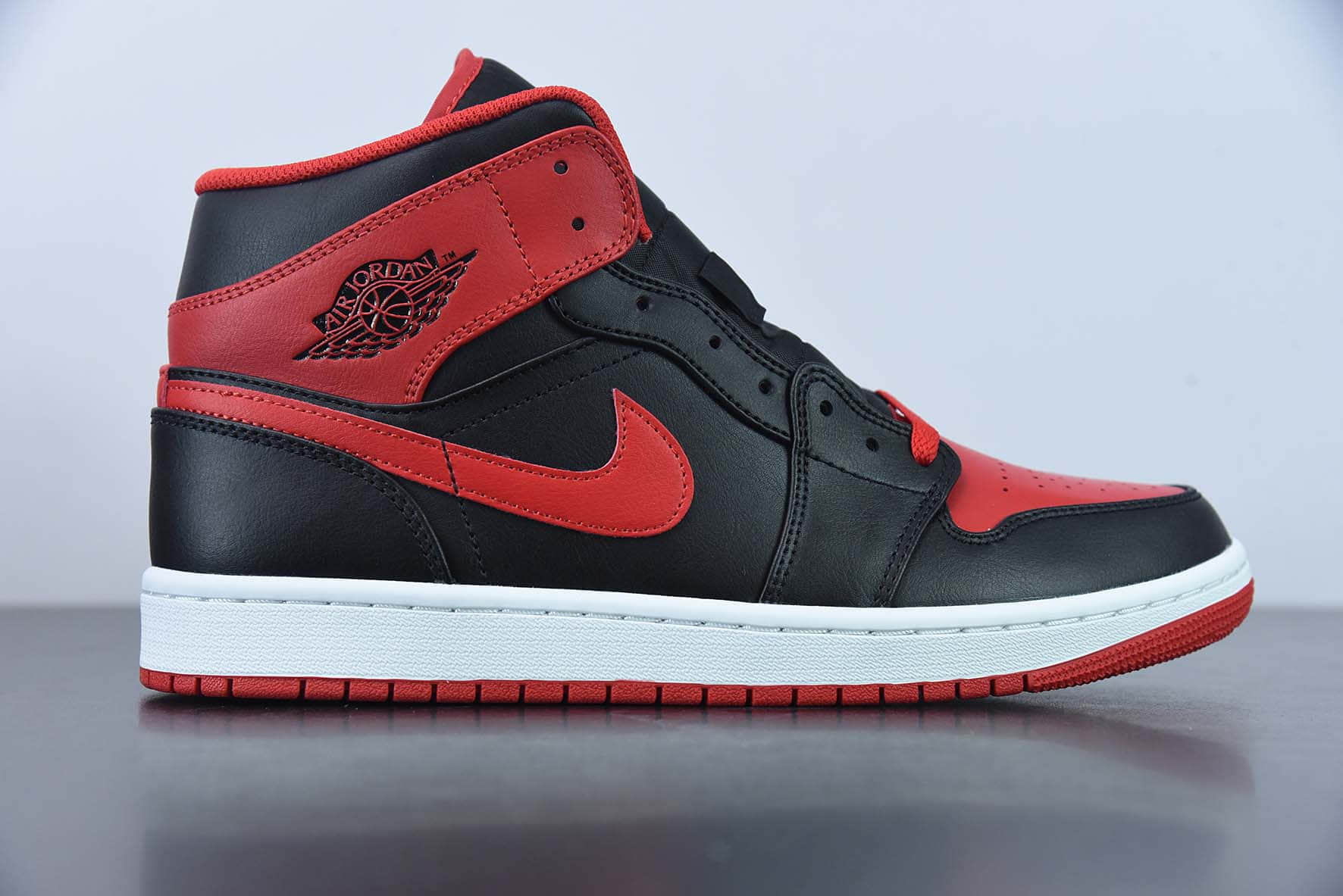 乔丹Air Jordan 1 Mid Alternate Bred AJ1黑红禁穿中帮篮球鞋纯原版本 货号：DQ8426-060