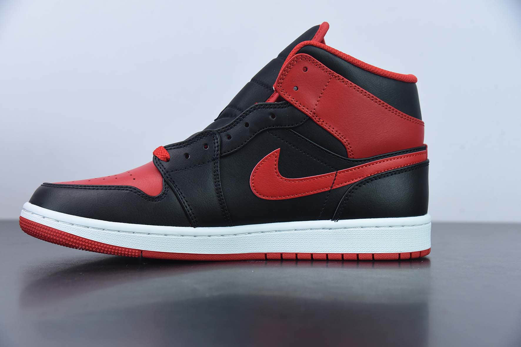 乔丹Air Jordan 1 Mid Alternate Bred AJ1黑红禁穿中帮篮球鞋纯原版本 货号：DQ8426-060