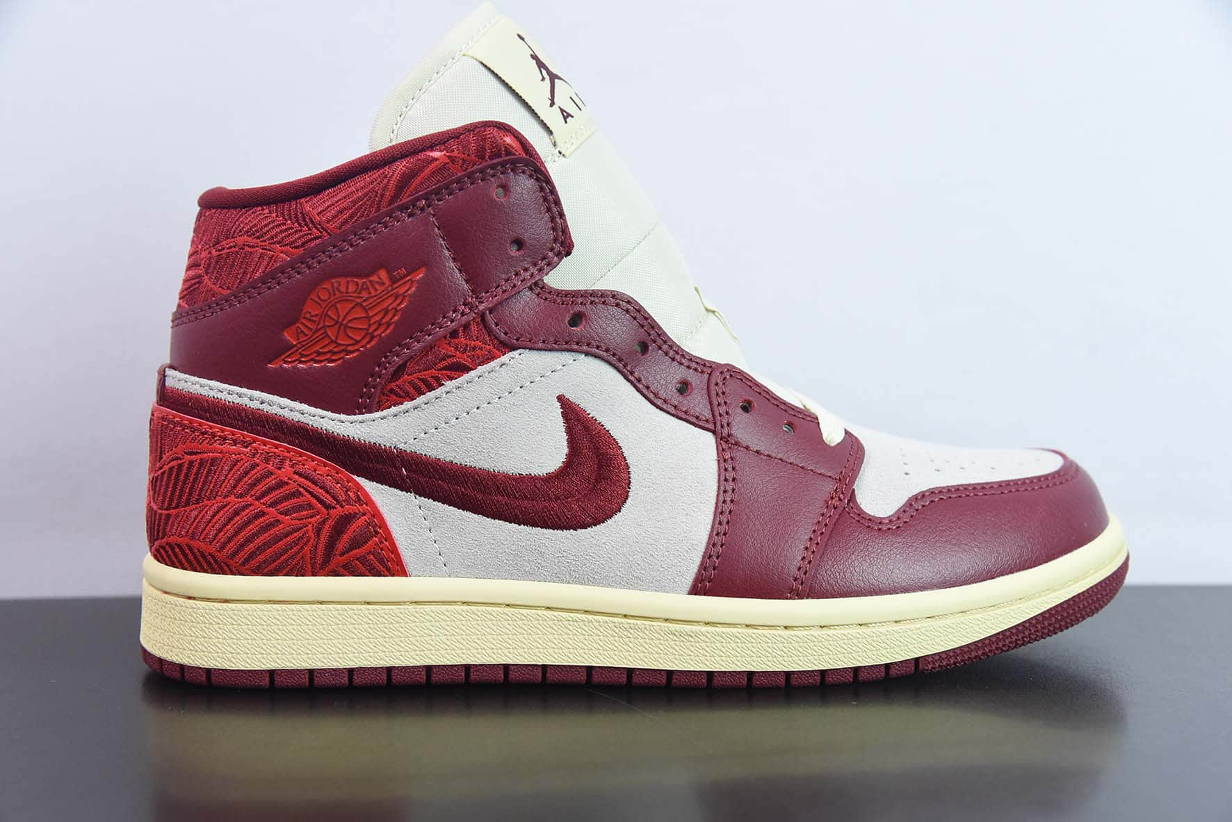 乔丹Air Jordan 1 Mid AJ1乔1酒红刺绣中帮文化篮球鞋纯原版本 货号：DZ2820-601