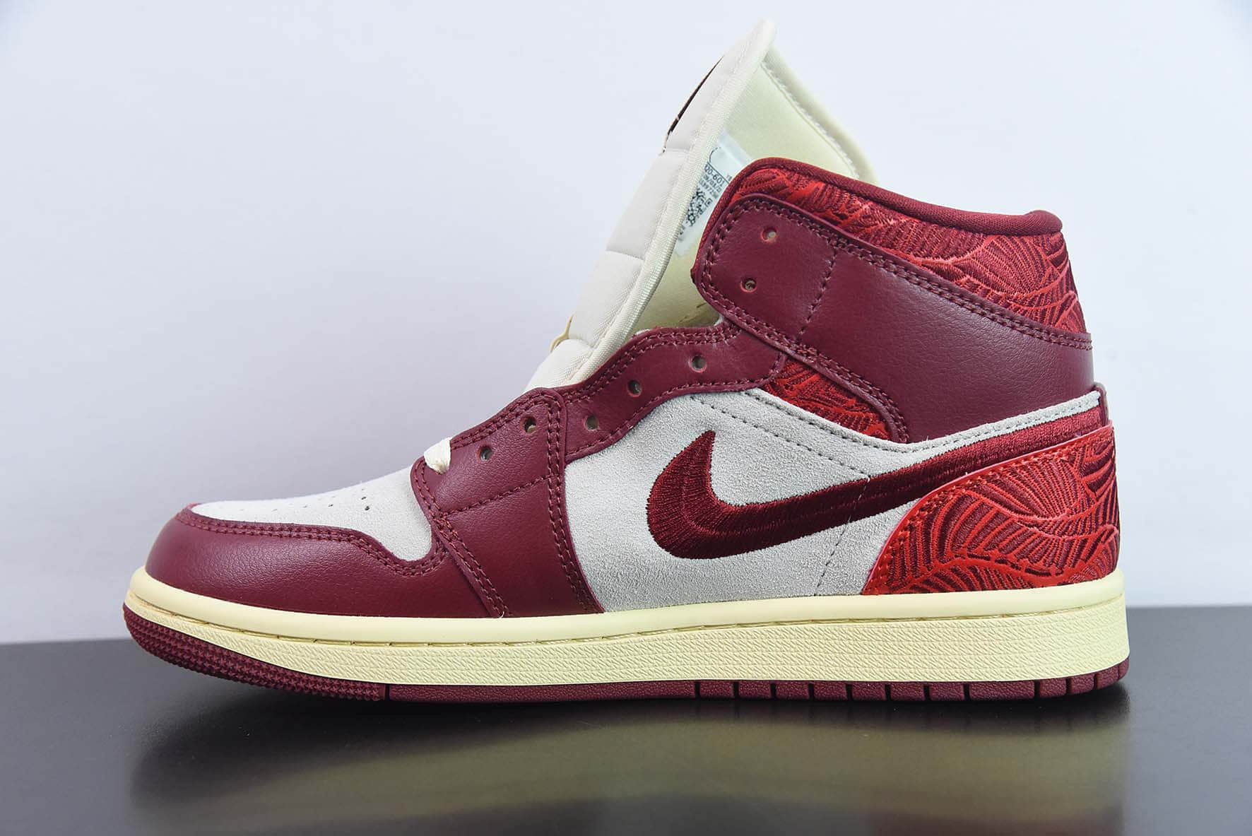 乔丹Air Jordan 1 Mid AJ1乔1酒红刺绣中帮文化篮球鞋纯原版本 货号：DZ2820-601