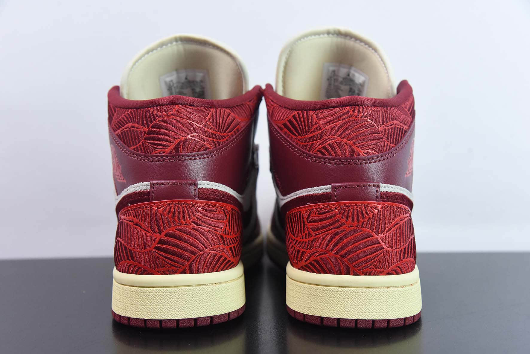 乔丹Air Jordan 1 Mid AJ1乔1酒红刺绣中帮文化篮球鞋纯原版本 货号：DZ2820-601