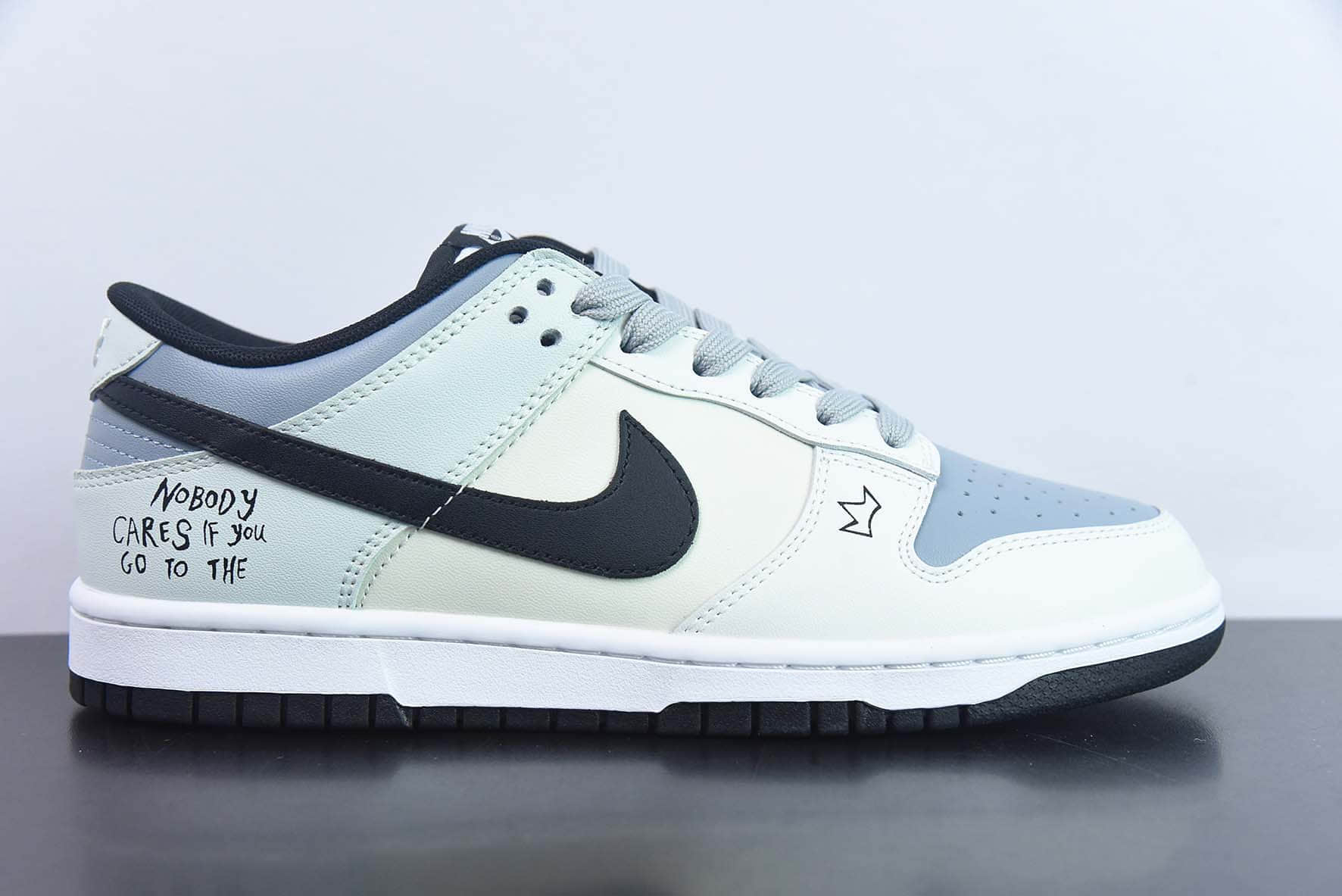 耐克Nike SB Dunk Low 皇冠涂鸦低帮休闲板鞋纯原版本 货号：DD3696-255 