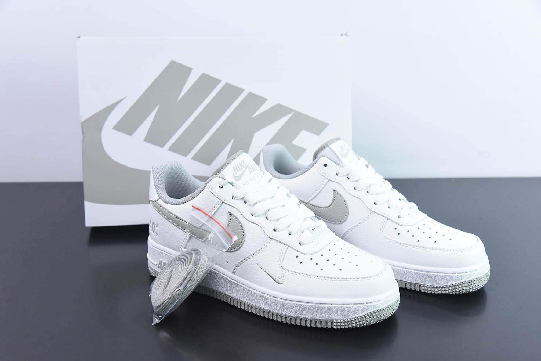 耐克Nike Air Force 1'0740th AnniversaryWhite Grey40周年版白灰小钩”空军一号低帮休闲板鞋纯原版本 货号：MN5263-121