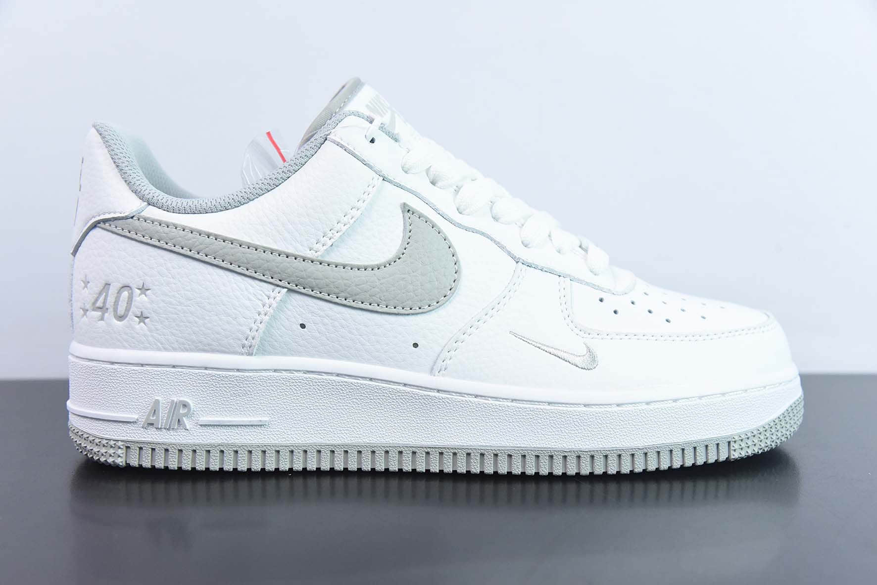 耐克Nike Air Force 1'0740th AnniversaryWhite Grey40周年版白灰小钩”空军一号低帮休闲板鞋纯原版本 货号：MN5263-121