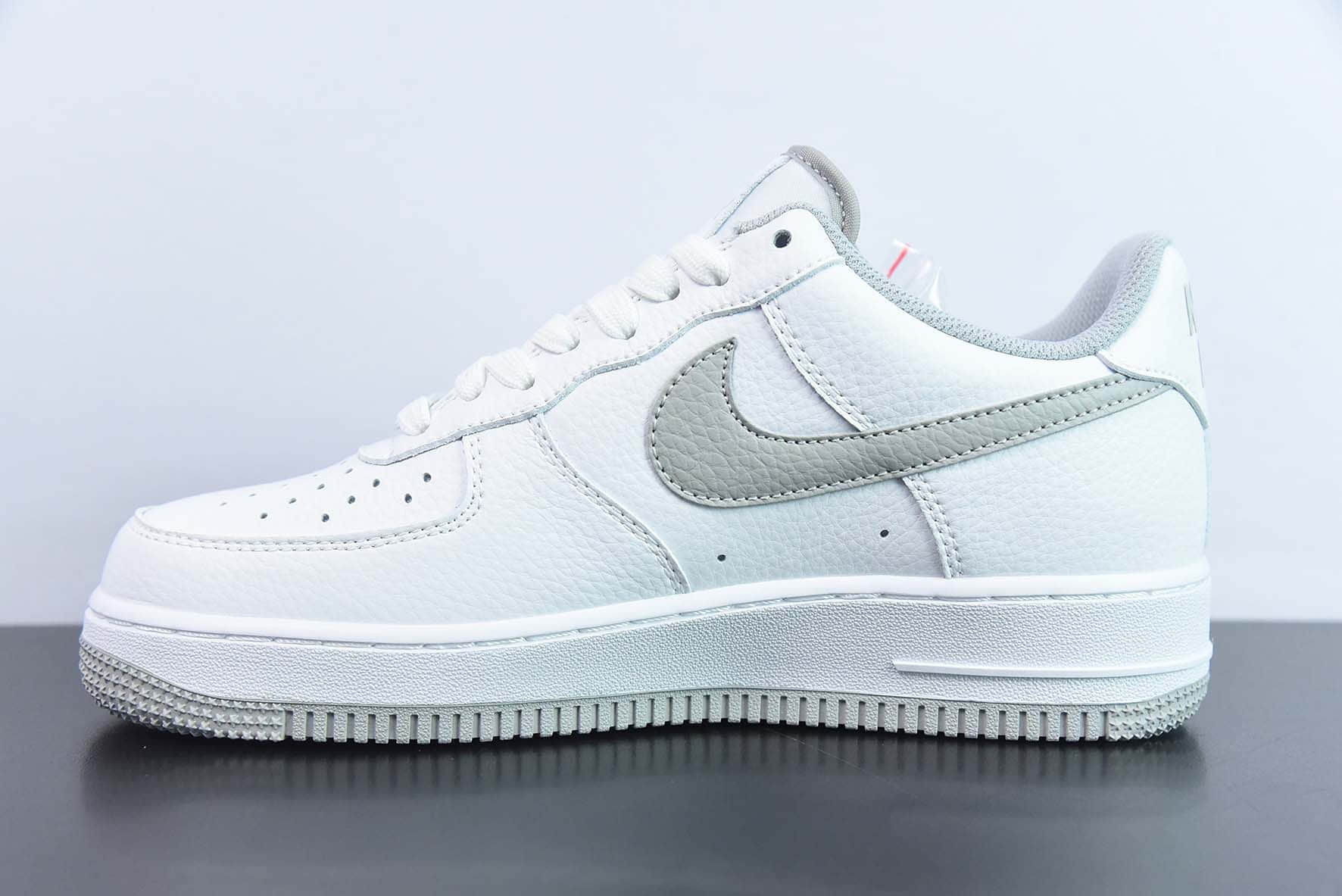 耐克Nike Air Force 1'0740th AnniversaryWhite Grey40周年版白灰小钩”空军一号低帮休闲板鞋纯原版本 货号：MN5263-121