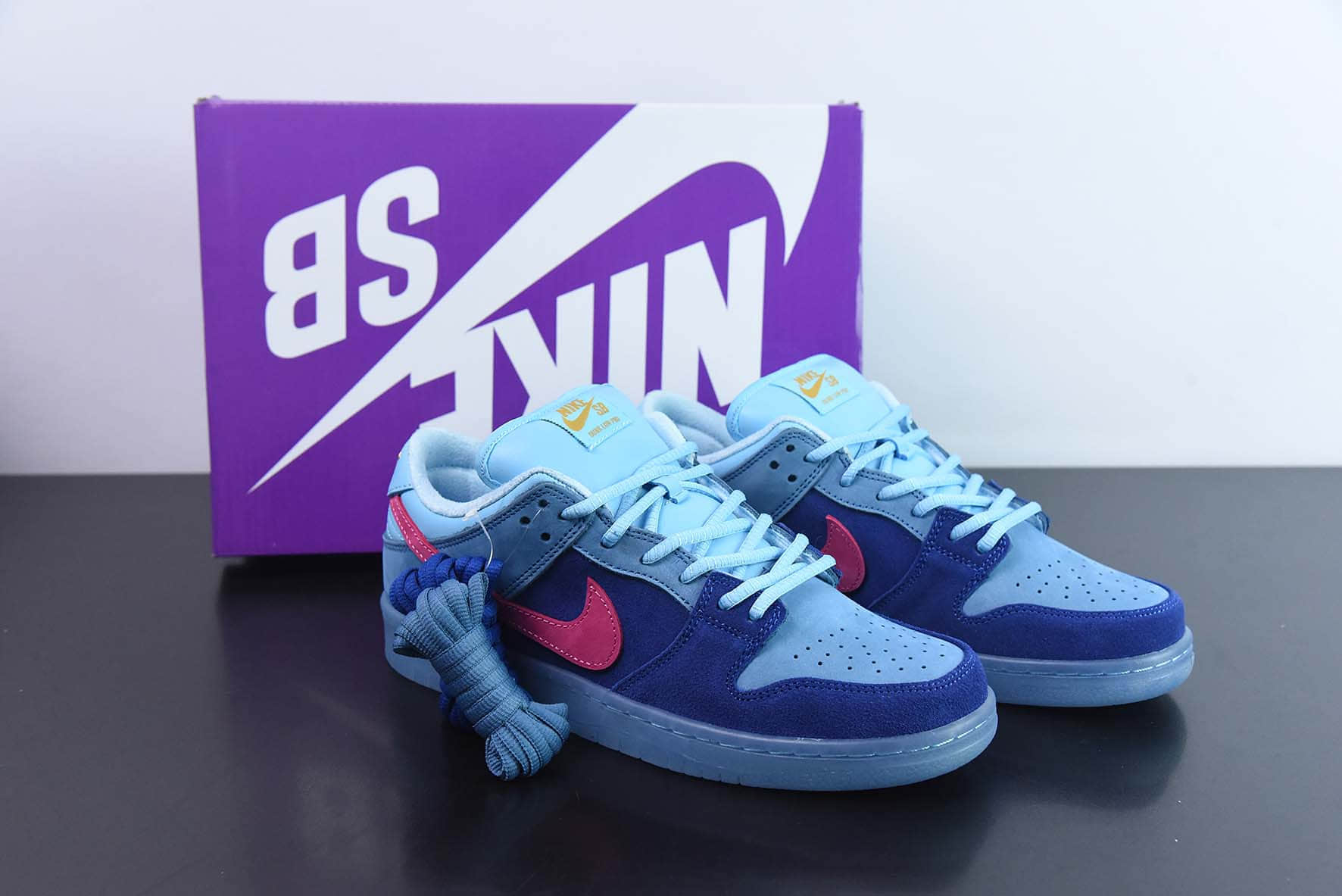 耐克Nike Run The Jewels x Nike SB Dunk Low 蓝精灵SB低帮休闲滑板鞋纯原版本 货号：DO9404-400