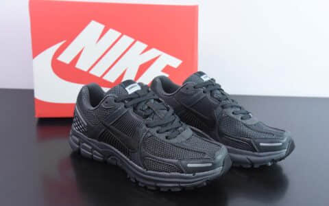 耐克Nike Zoom Vomero 5Dark Grey佛莫罗5代系列经典“炭黑银”跑鞋纯原版本 货号：BV1358-002