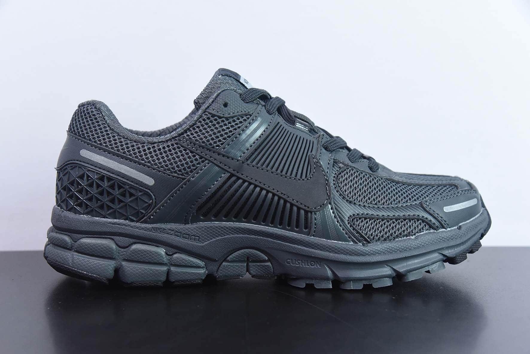 耐克Nike Zoom Vomero 5Dark Grey佛莫罗5代系列经典“炭黑银”跑鞋纯原版本 货号：BV1358-002 