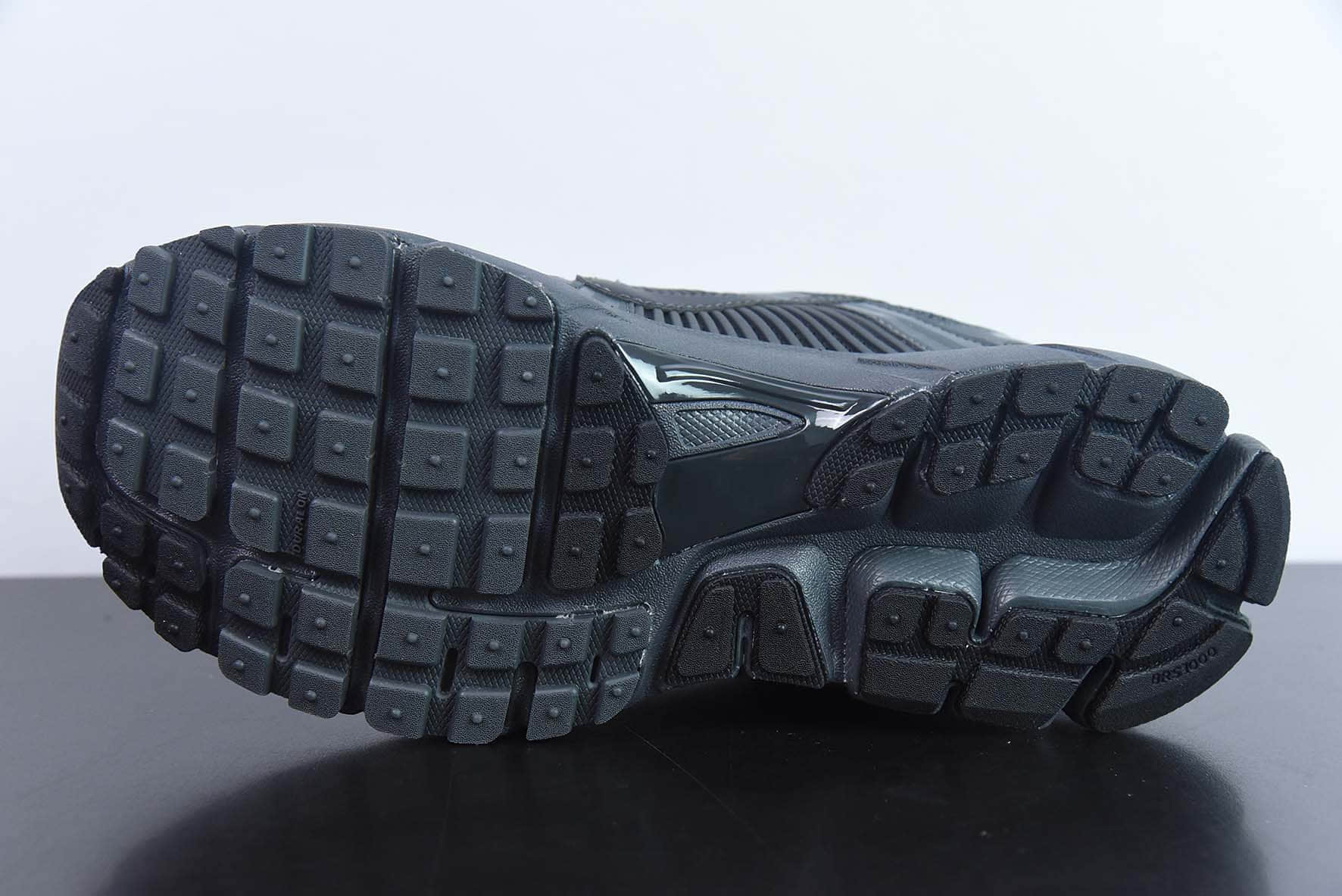 耐克Nike Zoom Vomero 5Dark Grey佛莫罗5代系列经典“炭黑银”跑鞋纯原版本 货号：BV1358-002 