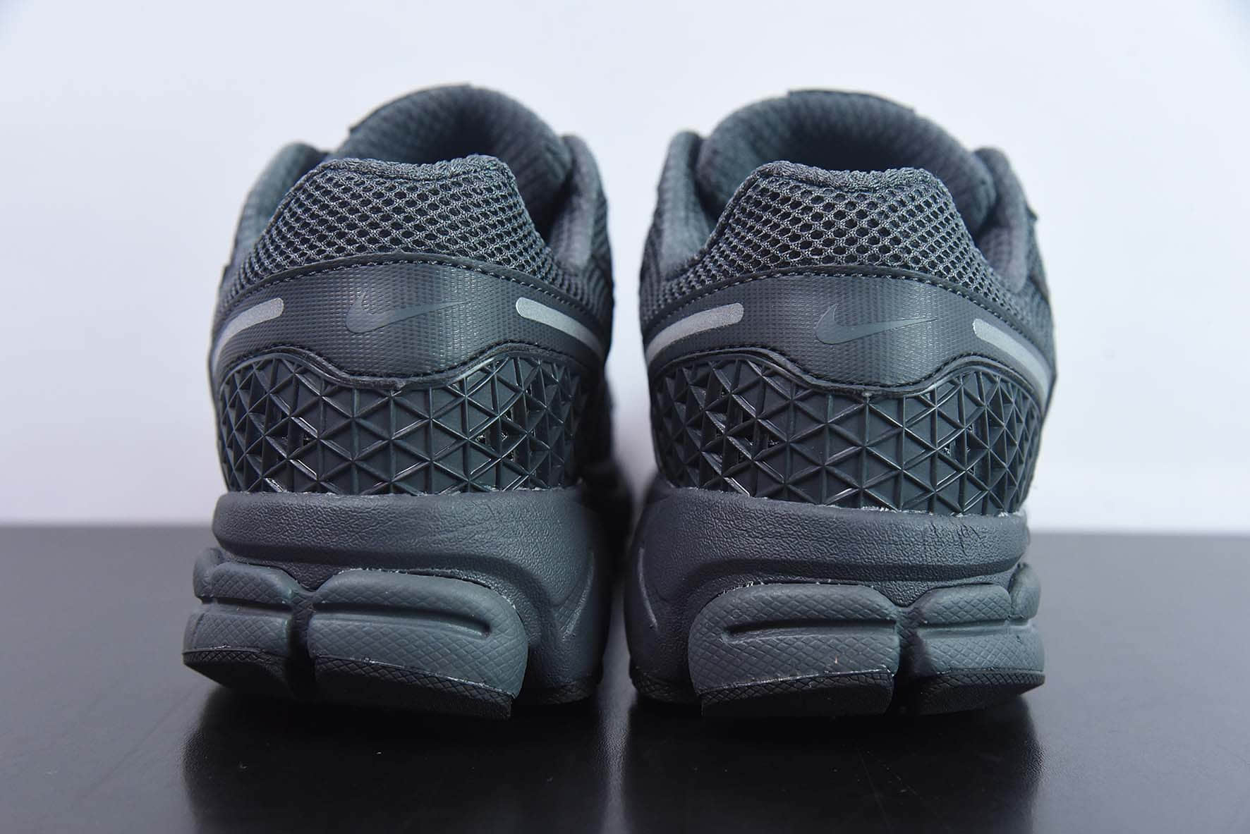 耐克Nike Zoom Vomero 5Dark Grey佛莫罗5代系列经典“炭黑银”跑鞋纯原版本 货号：BV1358-002 