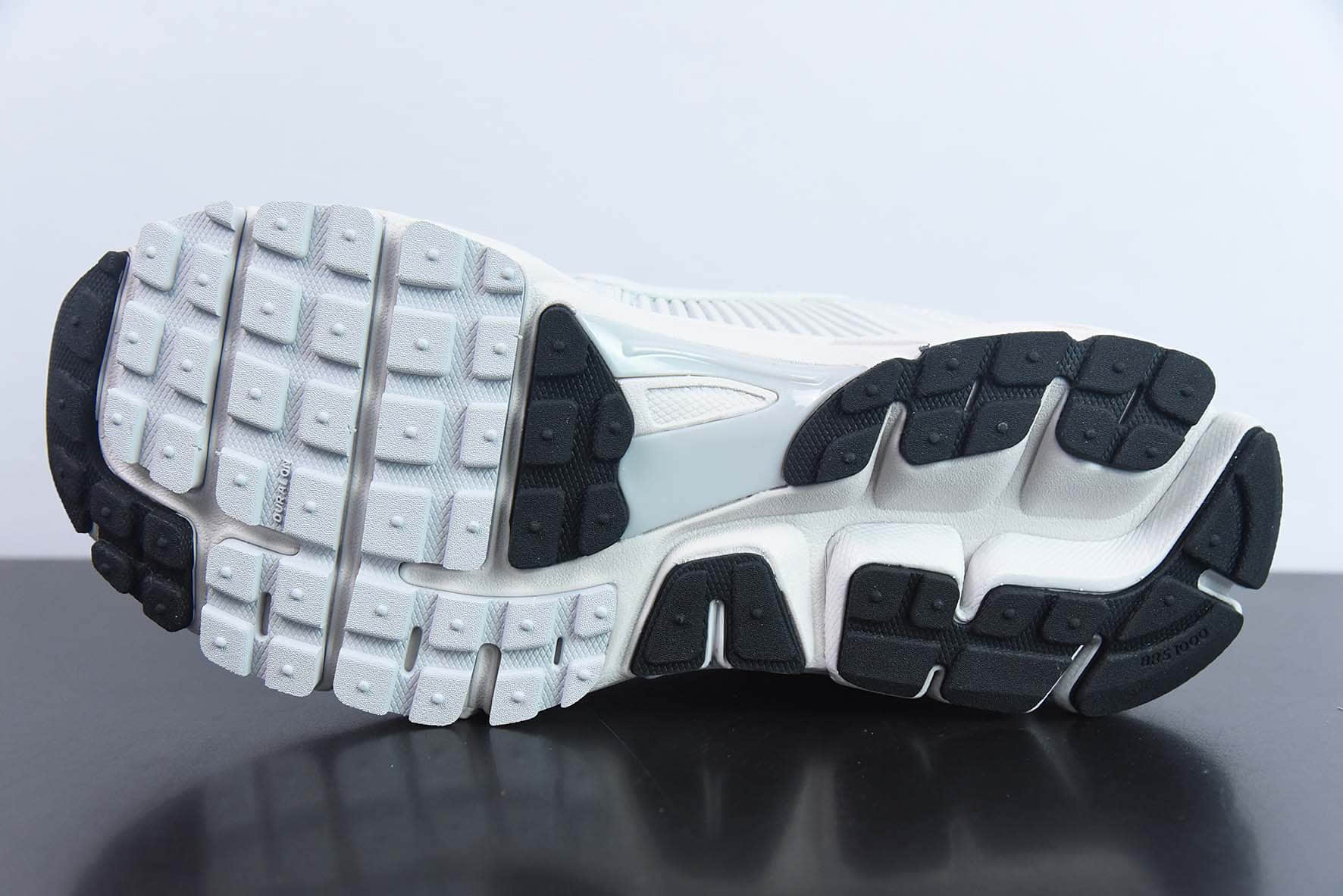 耐克Nike Zoom Vomero 5Dark Grey佛莫罗5代系列经典“炭灰银”运动鞋纯原版本 货号：BV1358-001