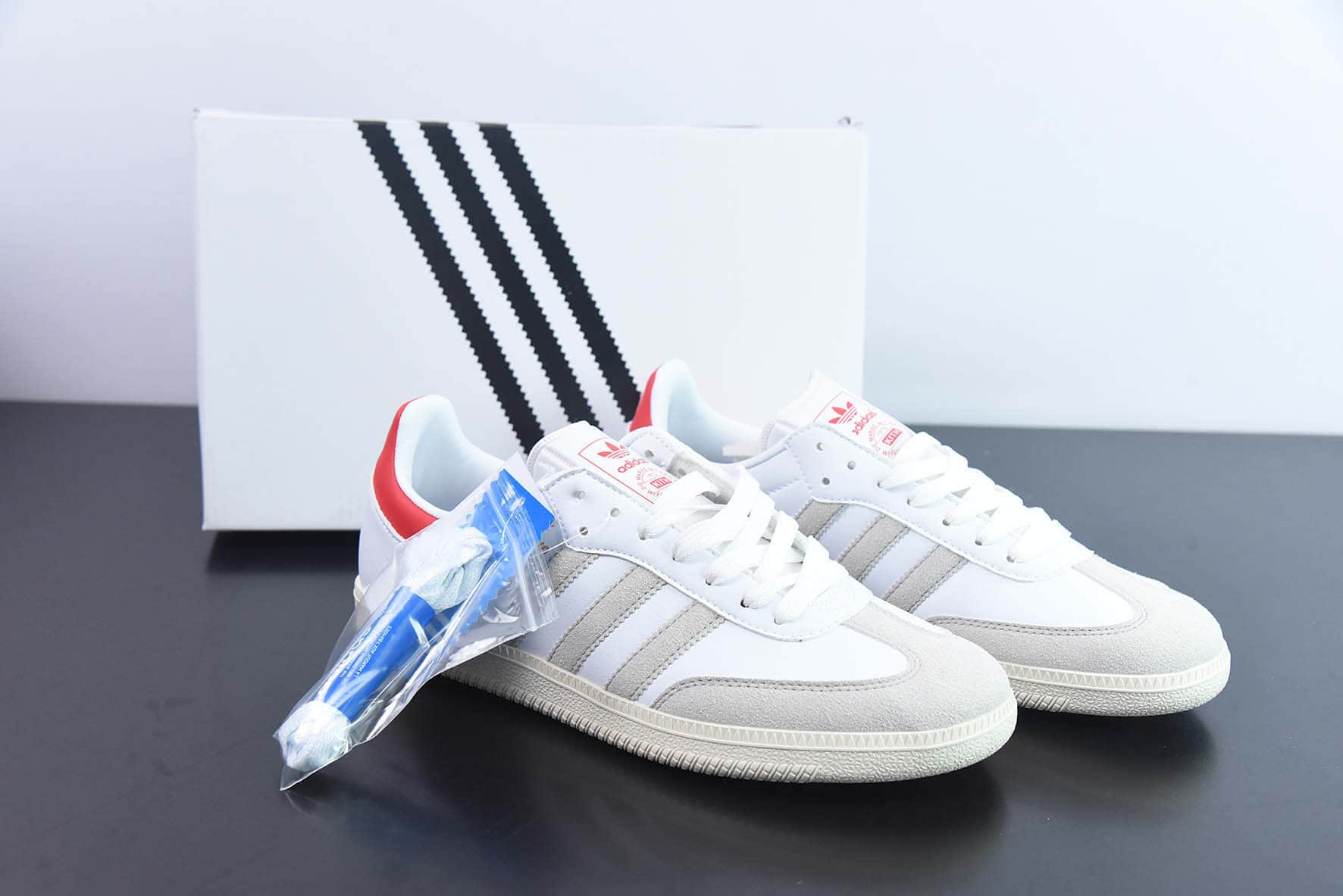 阿迪达斯Adidas KITH x Adidas Originals Samba OGClassics Program联名纽约街头潮流品牌桑巴舞系列白浅灰红尾烫金绅士德训足球百搭皮革板鞋纯原版本 货号：GY2544