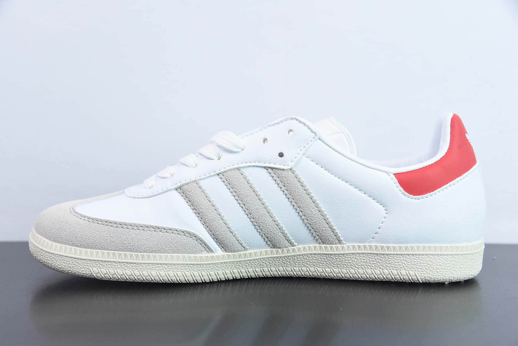 阿迪达斯Adidas KITH x Adidas Originals Samba OGClassics Program联名纽约街头潮流品牌桑巴舞系列白浅灰红尾烫金绅士德训足球百搭皮革板鞋纯原版本 货号：GY2544