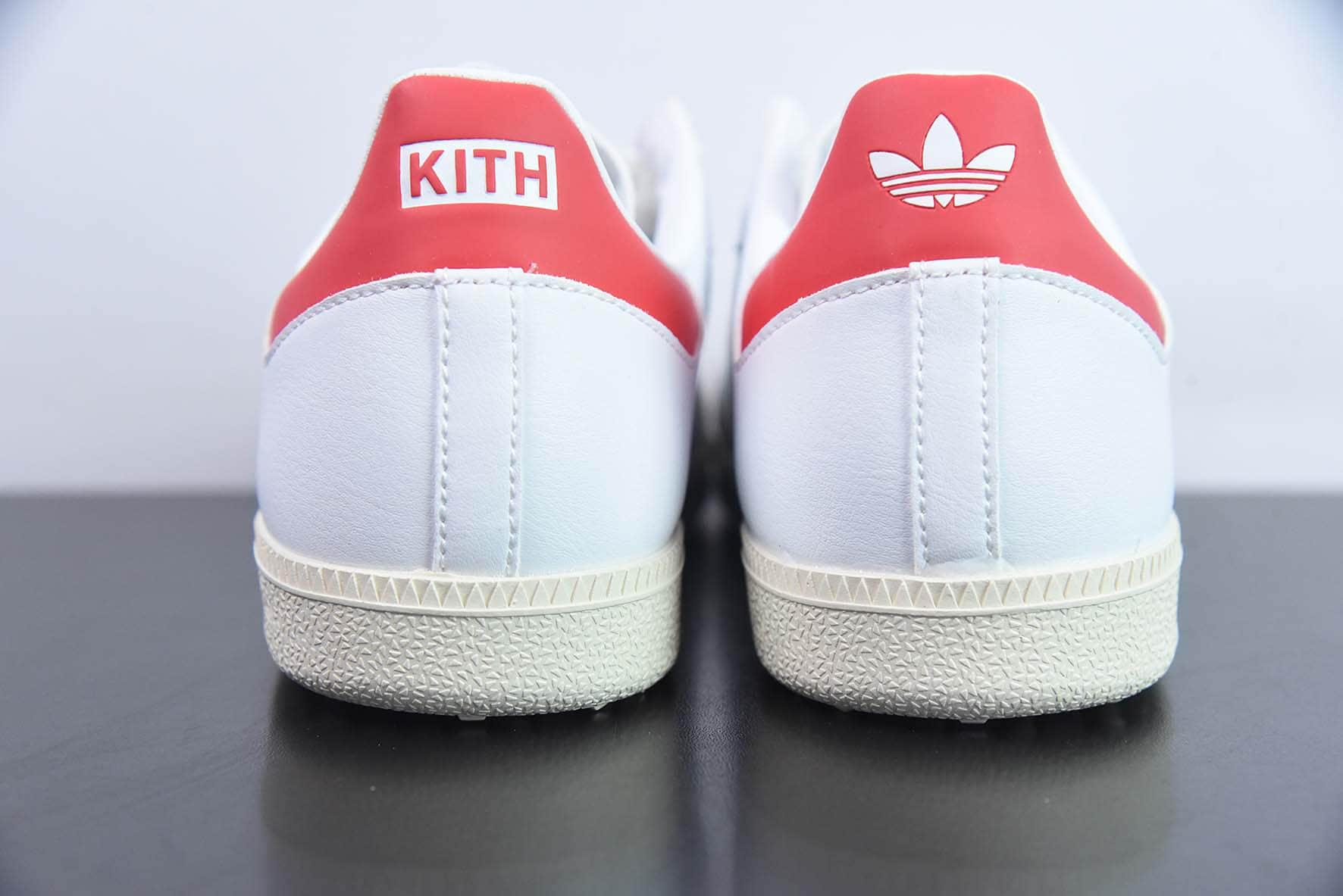 阿迪达斯Adidas KITH x Adidas Originals Samba OGClassics Program联名纽约街头潮流品牌桑巴舞系列白浅灰红尾烫金绅士德训足球百搭皮革板鞋纯原版本 货号：GY2544