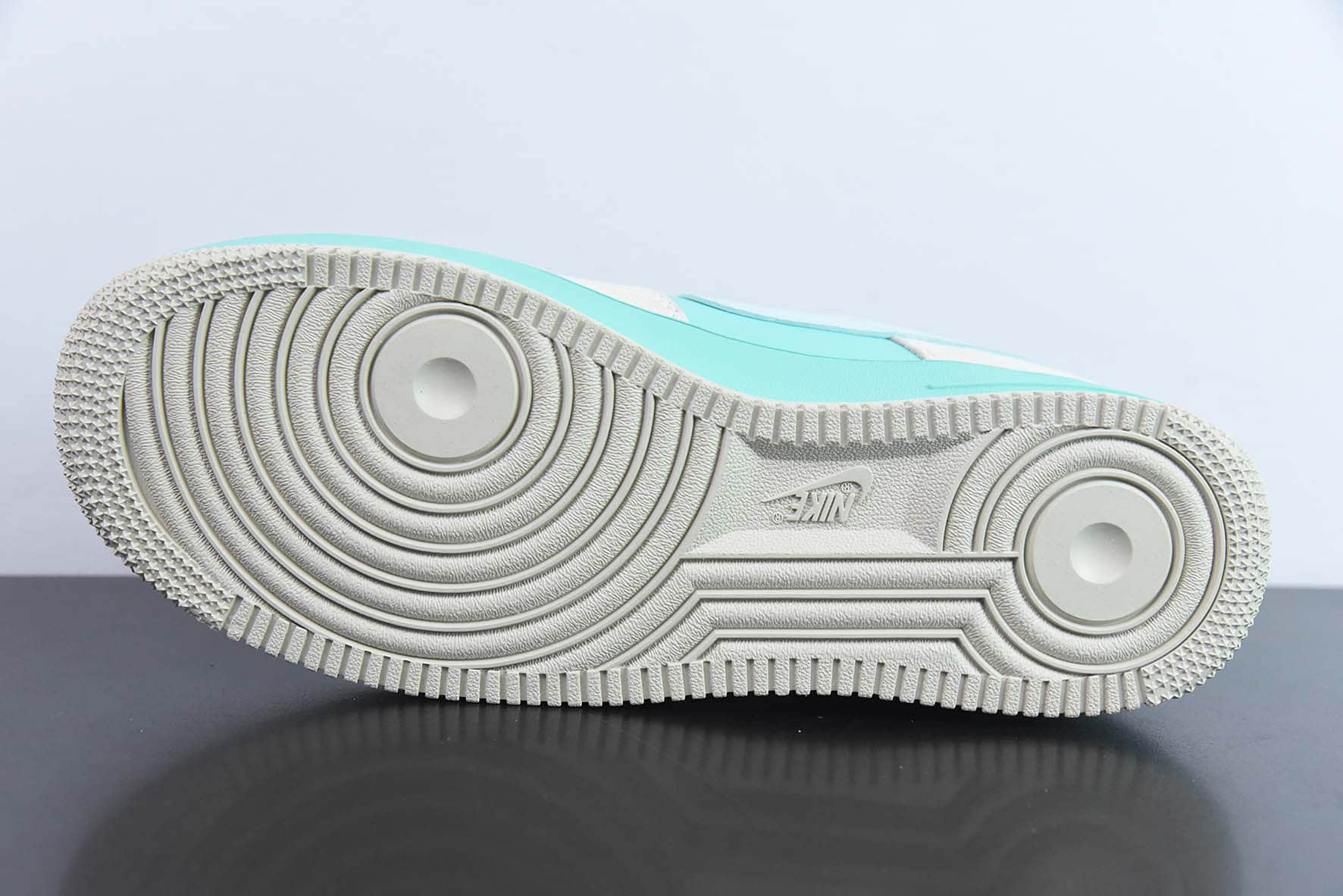 耐克Nike iffany & Co. x Nk Air Force 1'07 Low SP Friends and Family 蒂芙尼灰蓝亚洲限定联名款空军一号低帮休闲板鞋纯原版本 货号：DZ1382-222