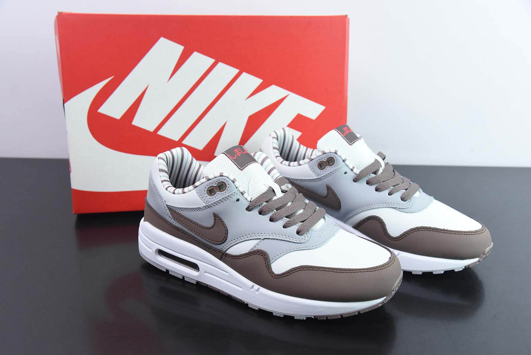 耐克Nike Patta x Nike Air Max 1“Monarch”初代灰褐半掌气垫复古休闲跑步鞋纯原版本 货号：FB8916-100 