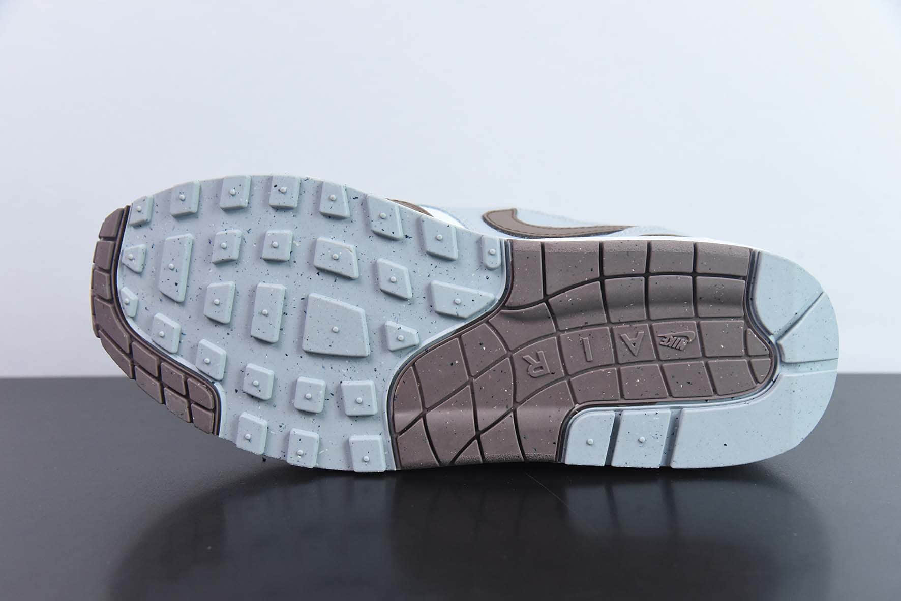 耐克Nike Patta x Nike Air Max 1“Monarch”初代灰褐半掌气垫复古休闲跑步鞋纯原版本 货号：FB8916-100 