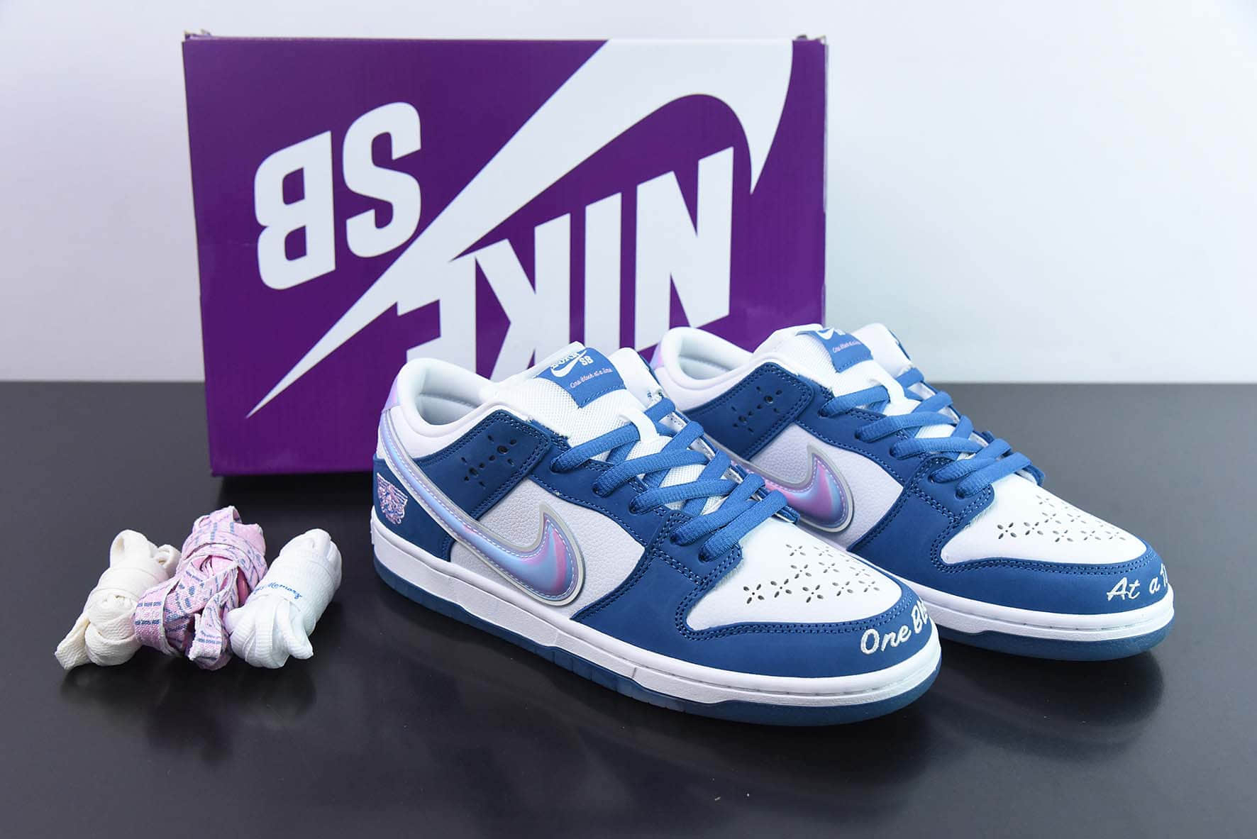 耐克Nike Born x Raised x NK SB Dunk LowOne Block at a Time白蓝全息镭射雪花冲孔扣篮系列低帮休闲运动滑板板鞋纯原版本 货号：FN7819-400