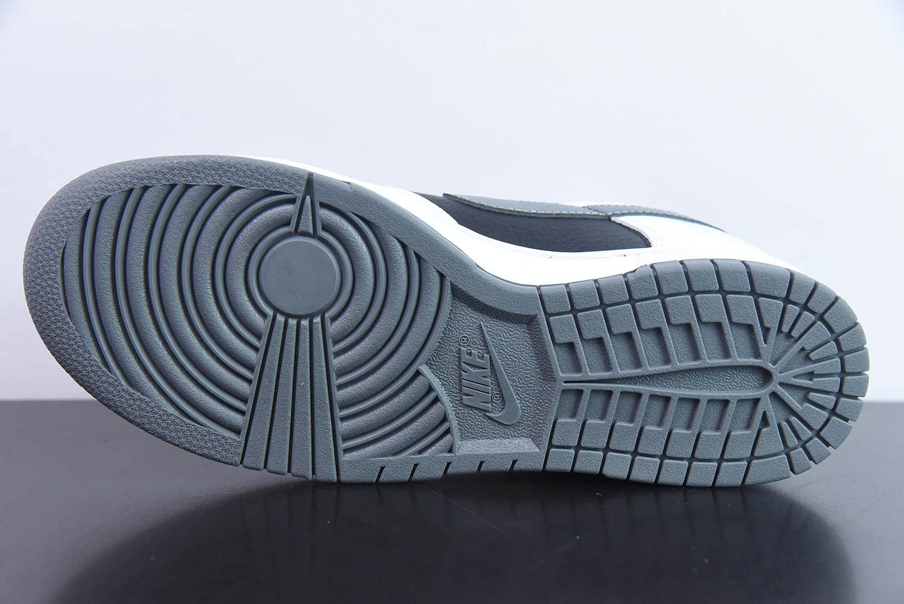 耐克NIKE SB Dunk Low 大友克洋联名黑白SB运动休闲低帮板鞋纯原版本 货号：MG3699-002 