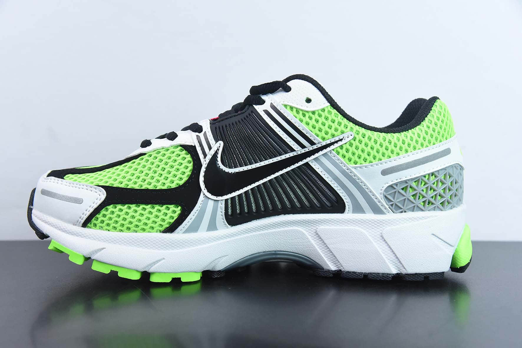 耐克Nike Zoom Vomero 5 SE SPElectric Green Black佛莫罗5代系列荧光绿白黑经典复古休闲运动慢跑鞋纯原版本 货号：CI1694-300