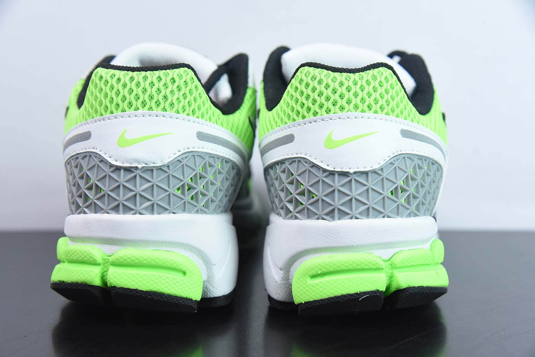 耐克Nike Zoom Vomero 5 SE SPElectric Green Black佛莫罗5代系列荧光绿白黑经典复古休闲运动慢跑鞋纯原版本 货号：CI1694-300