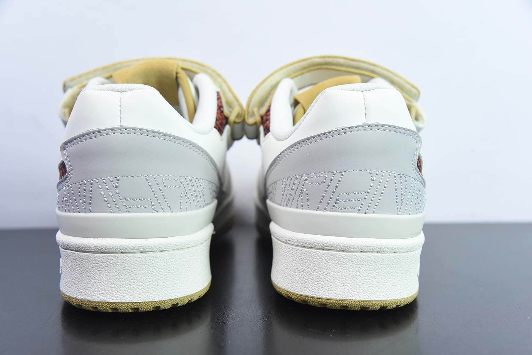 阿迪达斯Adidas Originals Forum 84 ADV Low 罗马系列米白浅灰红魔术贴低帮复古系带百搭休闲运动板鞋纯原版本 货号：HQ4604 