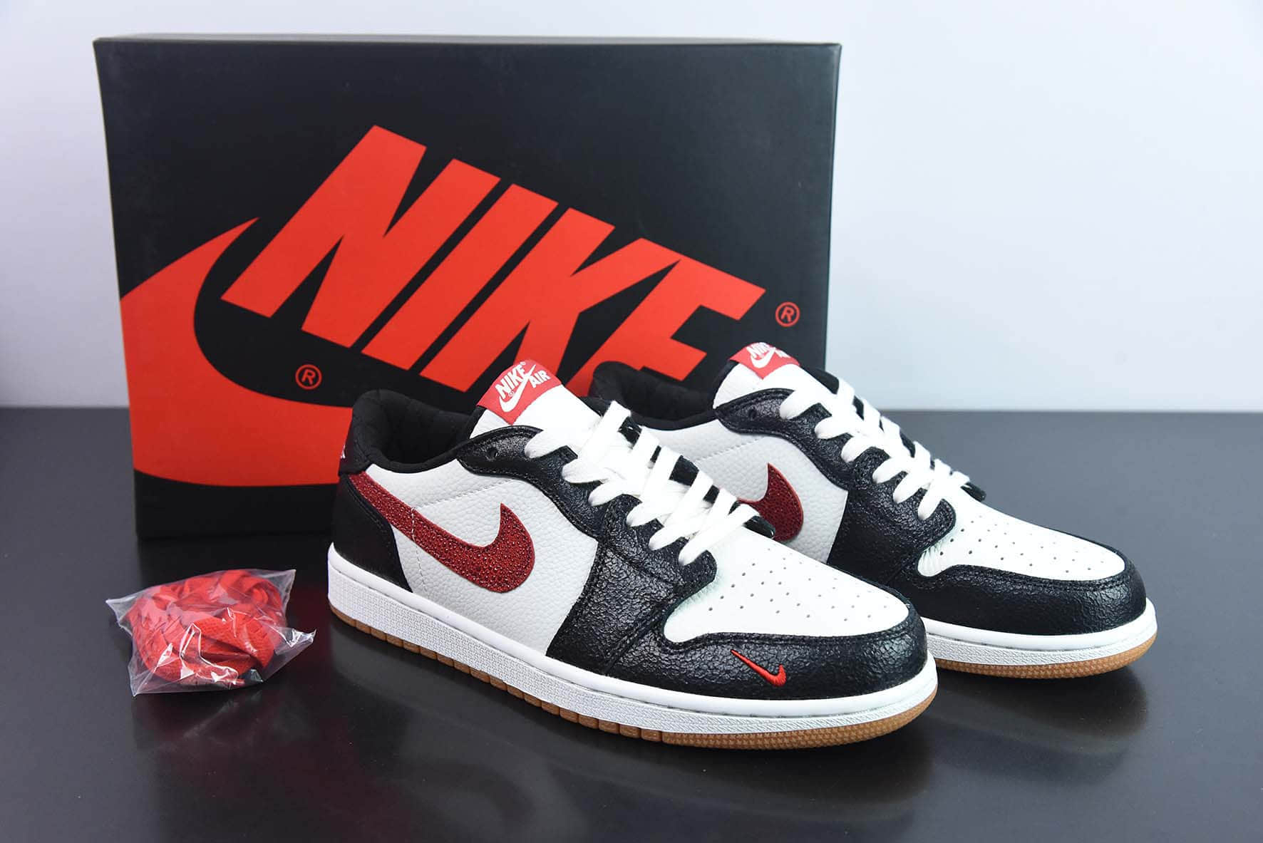 乔丹Air Jordan 1 Low AJ1黑白红双钩低帮休闲板鞋纯原版本 货号：DZ0798-108 