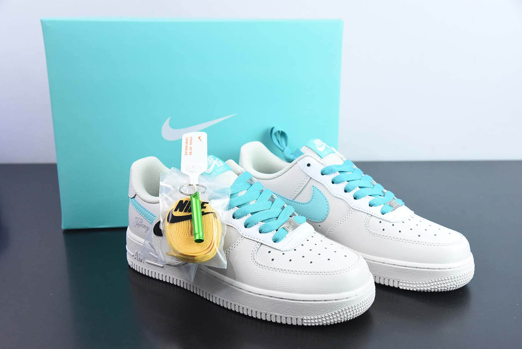 耐克Nike Tiffany & Co. x Nk Air Force 1'07 Low SP Friends and Family 蒂芙尼联名款米白灰蓝空军一号低帮休闲板鞋纯原版本 货号：DZ1382-211