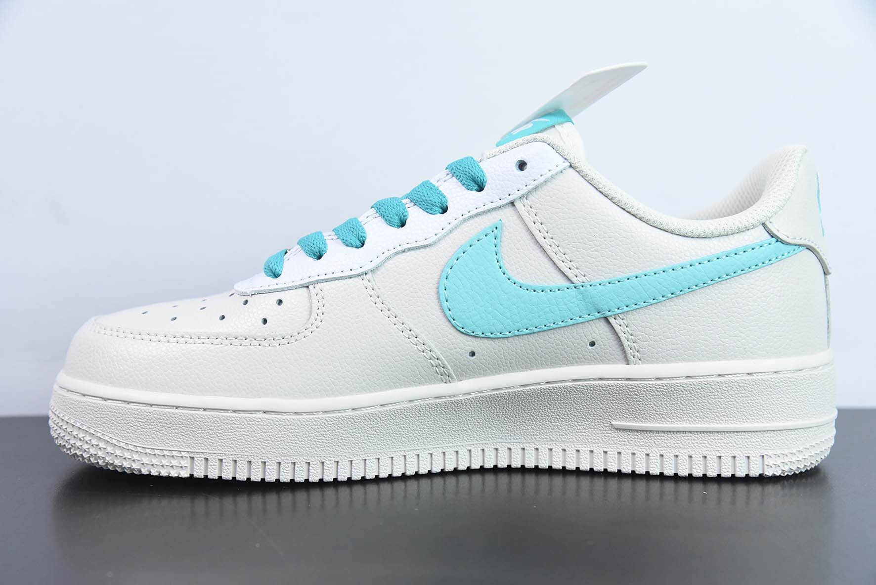 耐克Nike Tiffany & Co. x Nk Air Force 1'07 Low SP Friends and Family 蒂芙尼联名款米白灰蓝空军一号低帮休闲板鞋纯原版本 货号：DZ1382-211